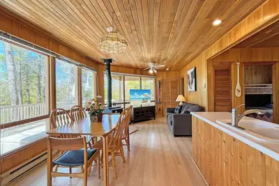 Image de A little slice of paradise. Waterfront, private beach entry, weed free swimming