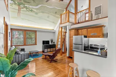Charming 2-bedroom with loft apartment with Ac and WiFi in downtown Gainesville