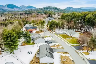 Image de Luxury Fall Retreat with mountain views - 10 min to Lake George