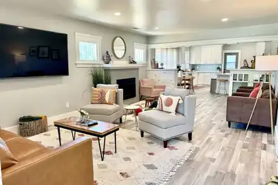 Image de Historic Atascadero Colony Charmer!