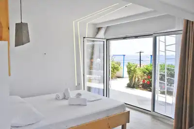 Image de Romantic garden house, with bbq, 2 min walking from the beach!
