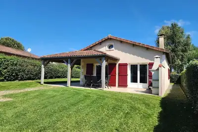Image de Villa spacieuse avec jardin et piscine