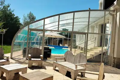 Image de Grande maison en Normandie avec piscine chauffée et salle de jeux.