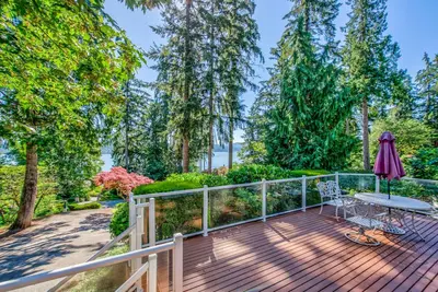 Image de Stunning Sammamish Lake View Home near Weowna Park