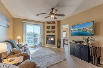 Image de Superstition Lakes Condo, A+ Lake View, Gated Comm w/Htd Pool & Spa, Walk to Mall & Theater