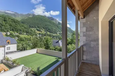 Image de Lodge neuf avec 3 chambres, terrasse et parking, à 5 min du centre de Cauterets