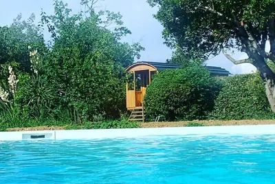 Image de Roulotte 4 places dans parc arboré. Proche Canal du Midi