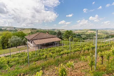 Image de Panorama villa nestled among the vineyards, Langhe