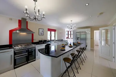 Image de Spacious home 4 large families, contractors welcome