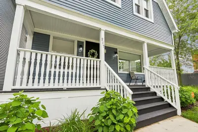 Image de Luxury 3-bedroom retreat with Hot Tub! I Steps away from downtown Mke I Sleeps 8