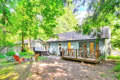 Image de Rhododendron Retreat w/ Hot Tub: Steps to River!