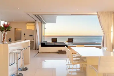 Image de Aquatic Penthouse - Coastal Luxury & Rooftop Views