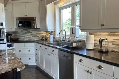 Image de Stunning estate on 4 acres, in ground pool, hot tub, gym & fully fenced & gated