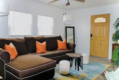 Image de Blue House Near Osu and Downtown