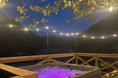 Image de Living on the Edge! Charming 3-bedroom house with Hot Tub and King bed!