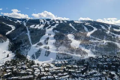 Image de Newly redone 2br condo in Vail - walk to shuttle to ski lifts, mountain views!