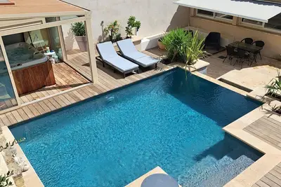 Image de Mas du Touret\npiscine à débordement et jacuzzi