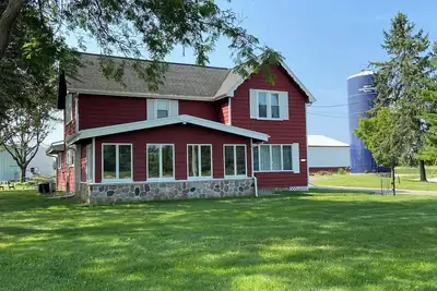 Image de Pet-friendly, Kid-friendly Farmhouse near Holy Hill, Ice Age Trail, State Forest