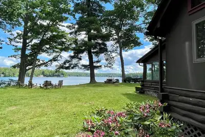 Image de Lakefront cabins for family and friend gatherings