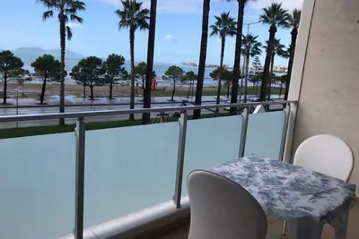 Image de Beach Front Apartment