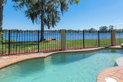 Image de Lakeside Retreat~ Large home with pool, dock, game room and balcony on lakefront