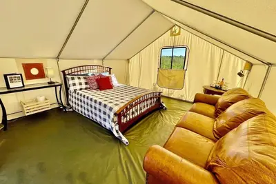 Image de “Butterfly” Cozy Rustic Glamping + Outdoor Tub