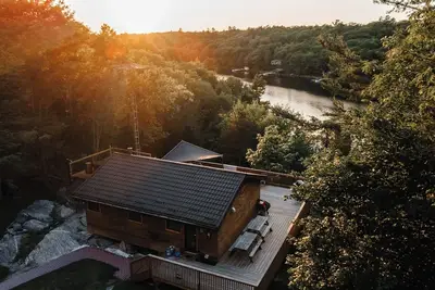 Image de Eagles Nest Muskoka 4 season cottage with Hot Tub, Sauna, Pickleball