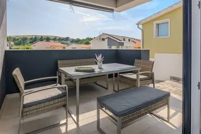 Modern apartment in a quiet area | for 6-8 persons | 150 m from the sea