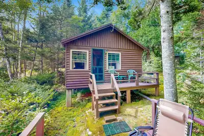 Image de Cozy Log Cabin with Deck, Picnic Table & Breath-taking View