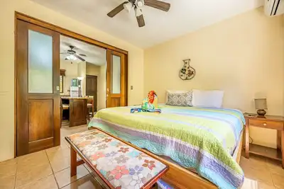 Tropical apartment with stunning shared pool and washer/dryer