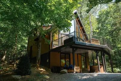 Image de Modern Cottage in Muskoka. Sauna, hot tub, lake water access and kids room.