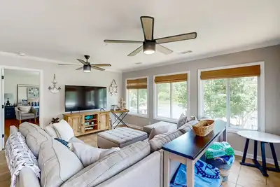 Image de Lake Sinclair Paradise with large yard & spacious patio overlooking the lake