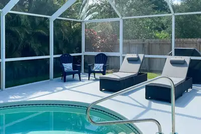 Image de Inviting home with yard, private pool, full kitchen, central Ac, & W/D