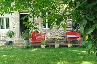 Grande maison de campagne rénovée avec goût \net son jardin ombragé