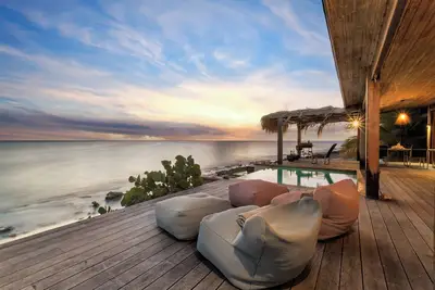 Image de Extraordinary Oceanfront Villa: The Lake