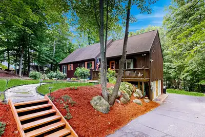 Image de Newly Renovated House with Cozy Amenities, Outdoor Deck, Firepit