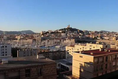 Image de Vue mer d'exception, appartement spacieux avec une décoration soignée.