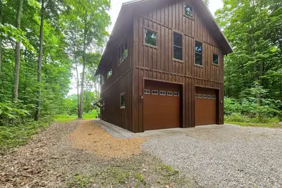 Image de Peaceful Wooded Home with Wifi, W\/D, Gas Grill & Fire pit