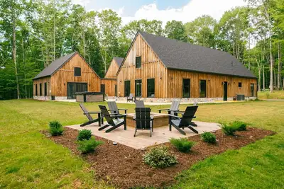 Image de Spacious newly renovated home w/private hot tub, patio & firepit