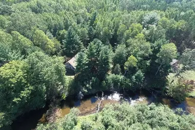 Image de Cozy 3-bedroom cottage on the river in peaceful Free Soil!