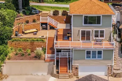 Image de Luxurious Lake House w/Amazing Outdoor Space! Steps From a Private LakeFront!