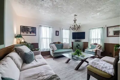 Image de Large Colonial 20 Min from Beach