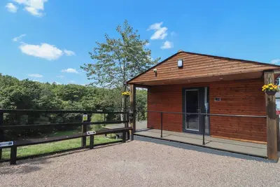 Image de The Cabin, romantic, with a garden in Hartshill