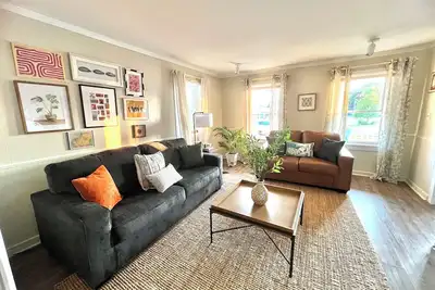 Image de Welcome to happy home Oswego 5 bedroom to bathroom house with WiFi and Ac