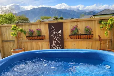 Image de 6 bedrooms, 5 bathrooms, 8 beds, Hot Tub, Spectacular Mountain views & Gardens