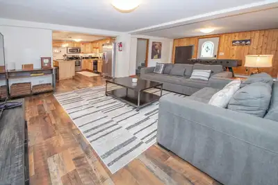 Image de Rustic Luxury with hot tub and spa room! Large 4 bedroom 2 bath, Sleeps 12!