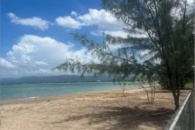 Image de Cozy 2-bedroom 2. 5 bathroom villa in Black River with beach in the backyard
