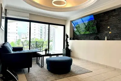 Image de 3br Beautiful Vintage Apartment with Great Location!