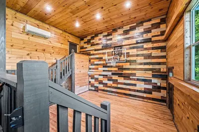 Image de New Cozy Cabin Close to Parkway and Dollywood Sleep 12 Basketball Court Pool Spa