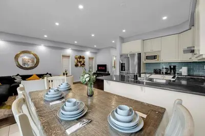 Image de CozyVibe Stays: Spacious Family Friendly 3br Townhome